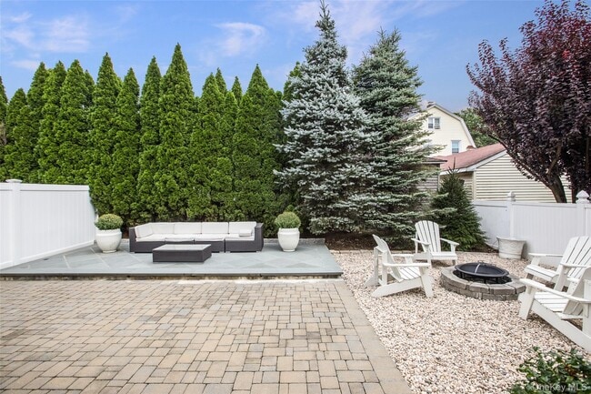 Building Photo - 423 English Pl