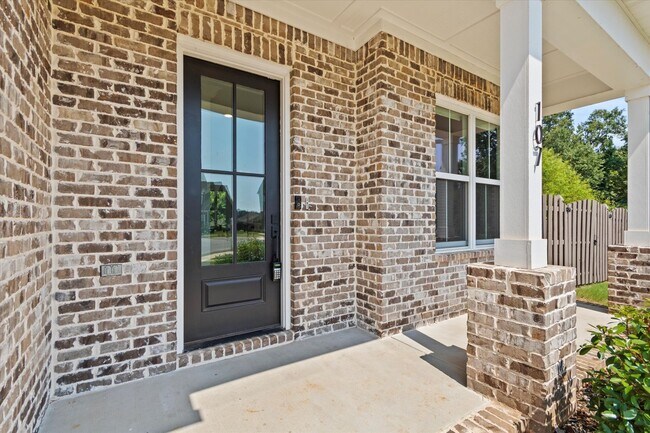 Building Photo - Charming and Spacious 4-Bedroom Home with Bonus Room and Private Backyard