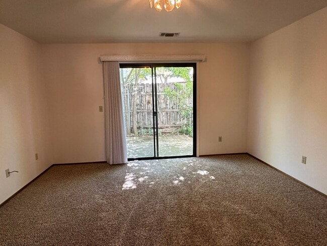 Building Photo - Beautiful 55+ home in Paris Park!