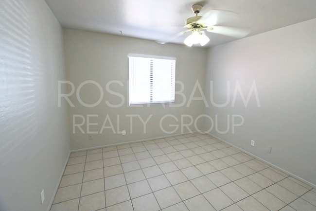 Building Photo - Charming & cozy 2-bedrooms, 1-bath triplex...