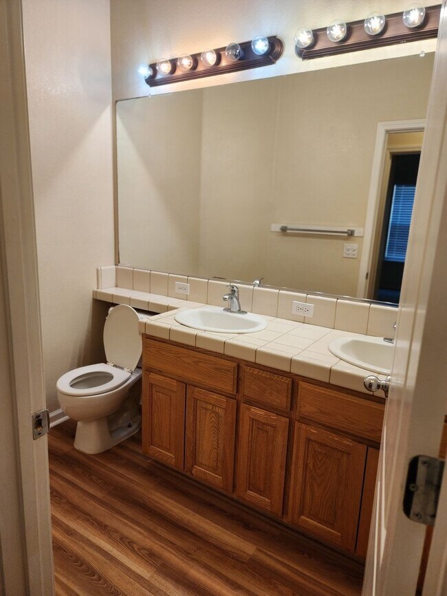 Building Photo - 4 bedroom 2 bathroom home Near Christofferson Pkwy Close to Walnut Elementary, Turlock Jr High Sc...