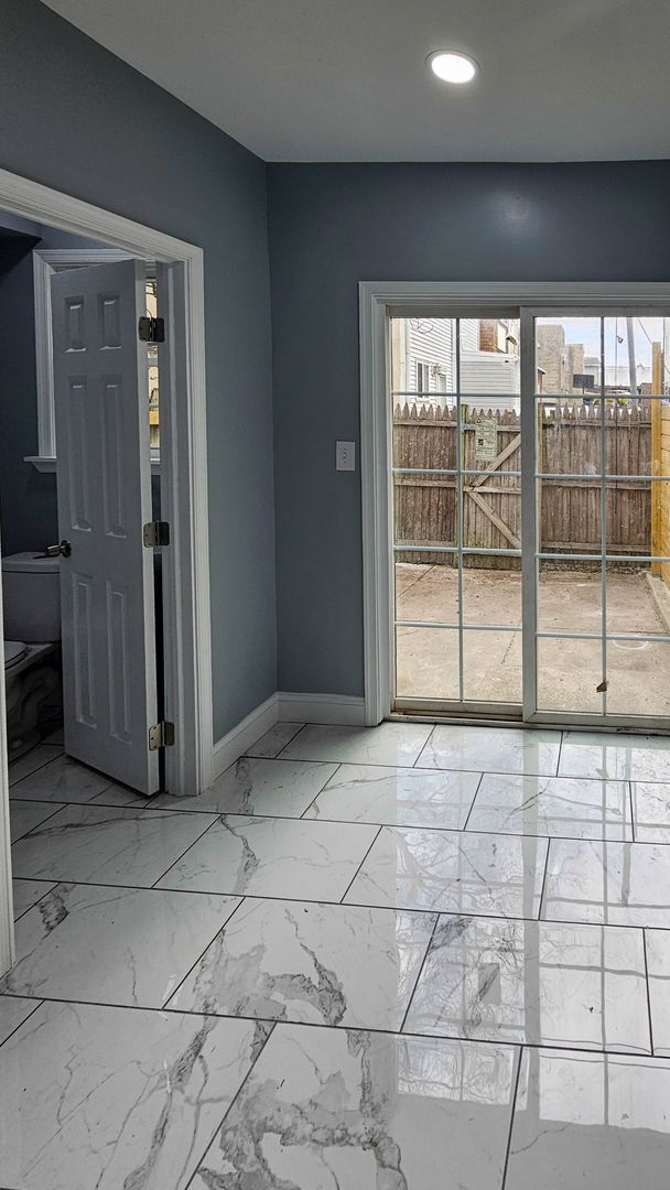 Building Photo - Must See!