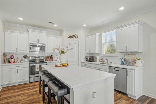 Building Photo - Stunning 5 Bed/3.5 Bath Home in Buckhead East