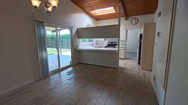 Building Photo - Large 6 Bedroom House Near SDSU! Large Bac...