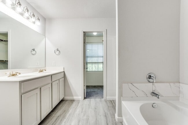 Building Photo - 320 S Mesa Verde Way