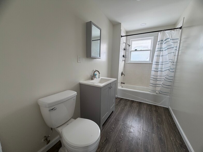 Building Photo - 608 Emily St