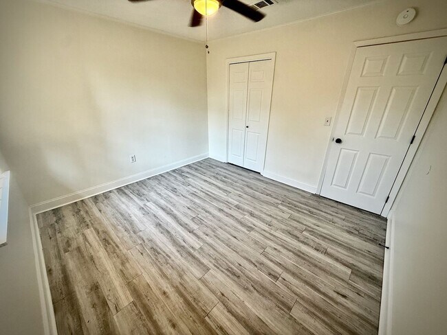 Building Photo - 102 Channel Ln