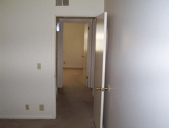 Building Photo - 3 bedroom in Madisonville KY 42431
