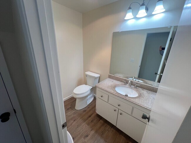 Building Photo - Beautiful 2 bed 1.5 bath end unit Condo in...