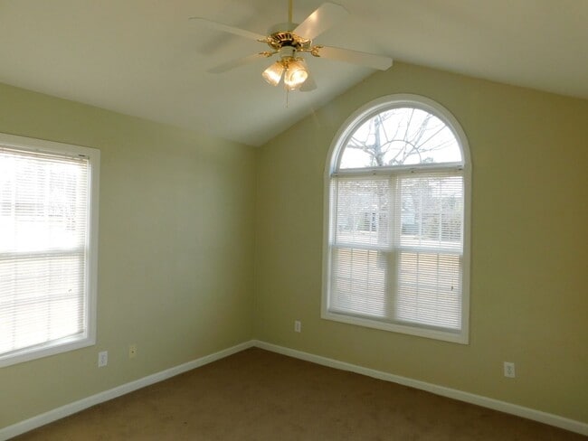 Building Photo - Great home in a desirable neighborhood!