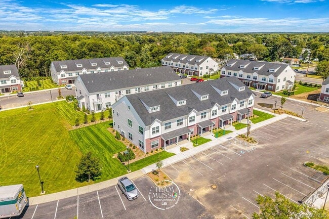 Building Photo - 725 Eastview Dr