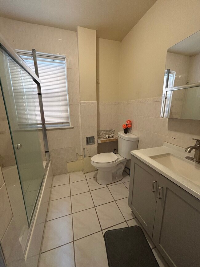 Building Photo - 602 E 33rd St