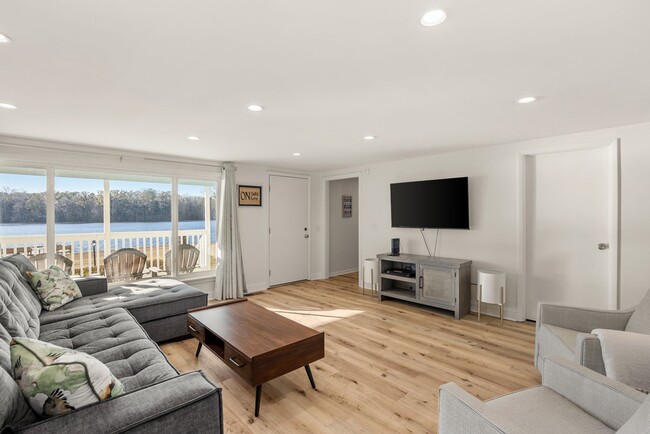 Building Photo - Lake Talquin - LAKEFRONT- Furnished 3 bedr...