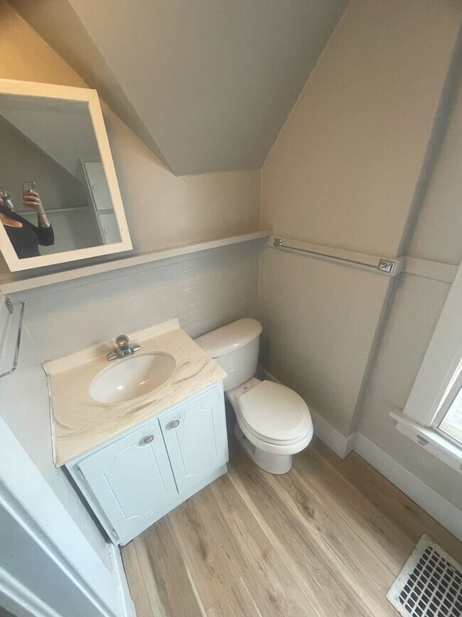 Building Photo - 3 Bedroom 1 2 Bathroom House for Rent