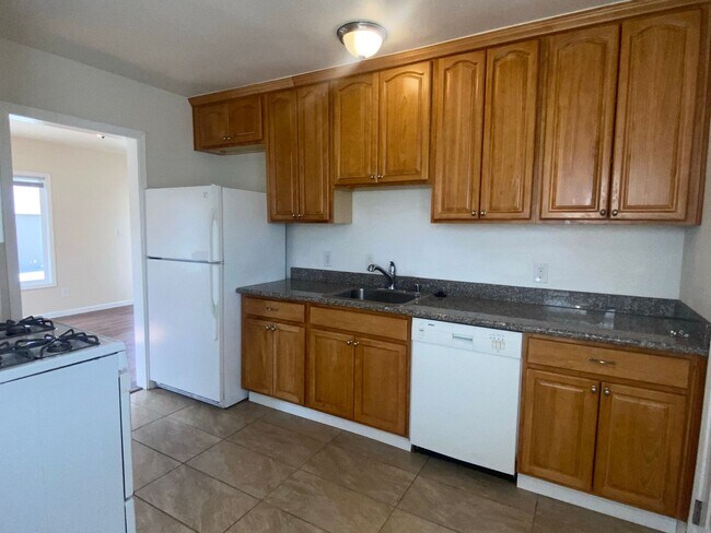Building Photo - $500 MOVE IN SPECIAL!! One Bedroom Unit Av...