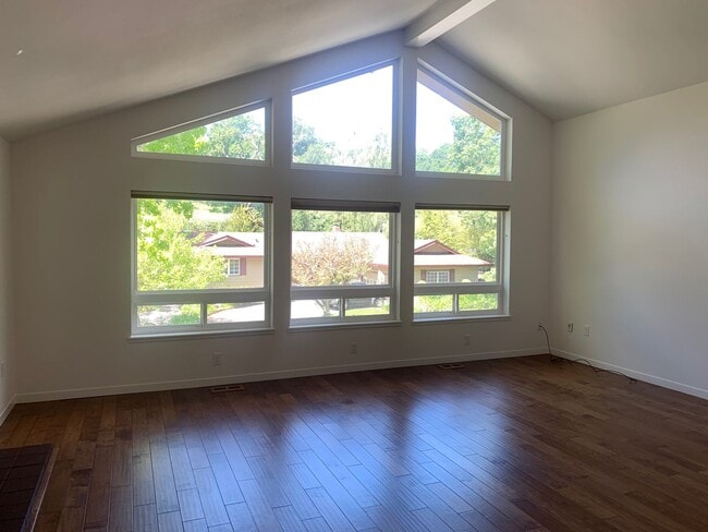 Building Photo - Updated 3 bedroom 2 bathroom Single Family...