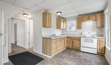 Building Photo - Selling - River Street