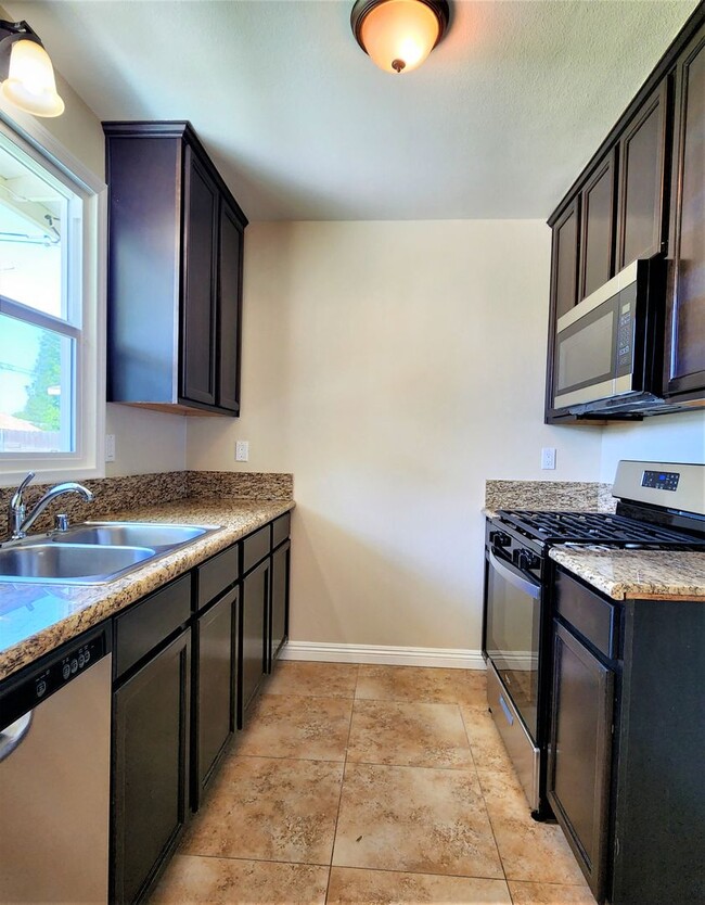 Building Photo - Beautiful 2Bd, 1Ba Riverside Home in Great...