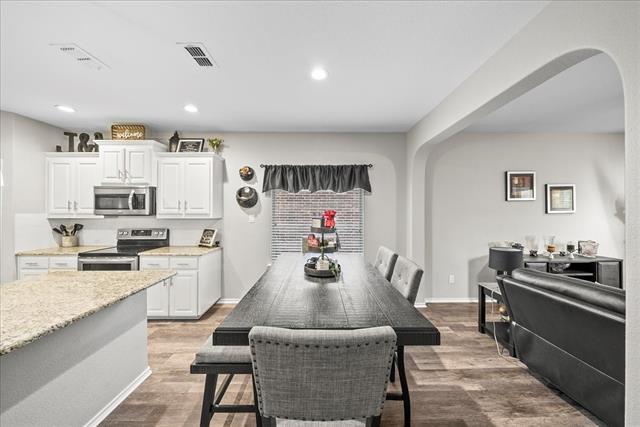 Building Photo - 2412 Lighthouse Dr
