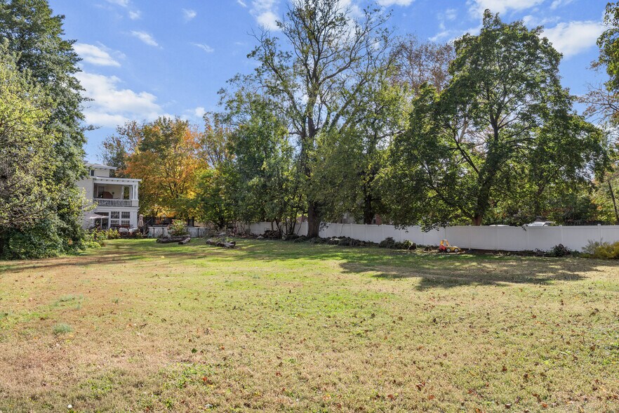 Building Photo - 131 W Walnut Ln