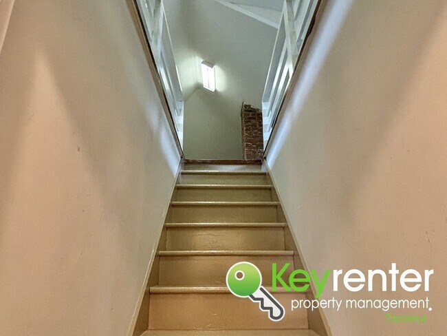 Building Photo - Spacious Craftsman in Lincoln District wit...