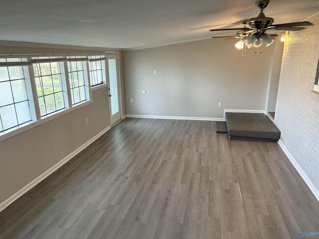 Building Photo - 1707 Buena Vista Cir SE