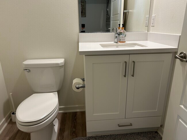 Building Photo - 212 Paramount