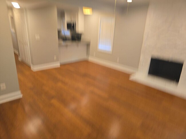 Building Photo - 2 bedroom 1 bath unit duplex