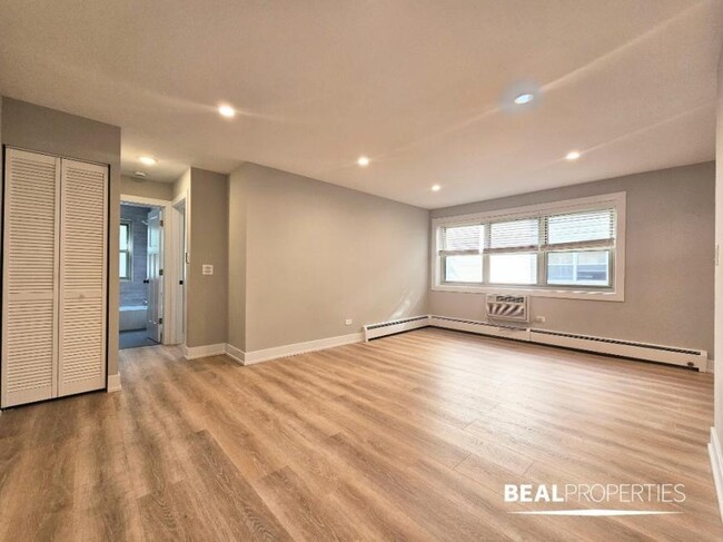 Building Photo - 1 bedroom in CHICAGO IL 60657