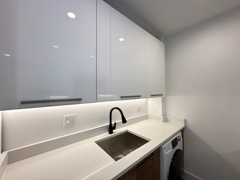 Building Photo - 941 W Carmen Ave