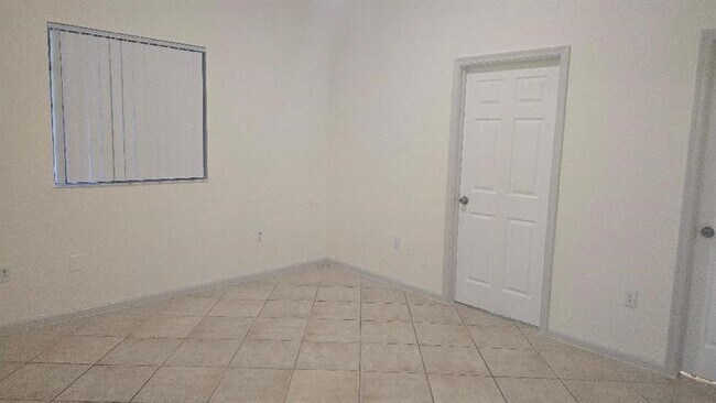 Building Photo - 2851 Riverside Dr
