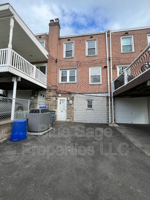 Building Photo - 228 W Wyncliffe Ave