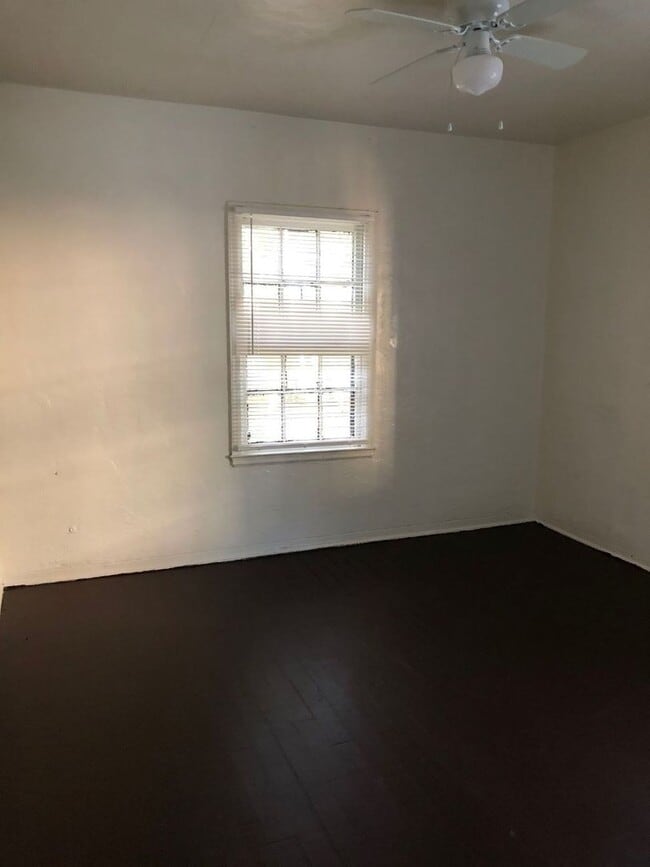 Building Photo - 1229 E 54th St