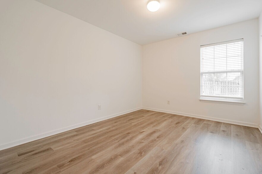 Building Photo - 2016 Culloden Dr