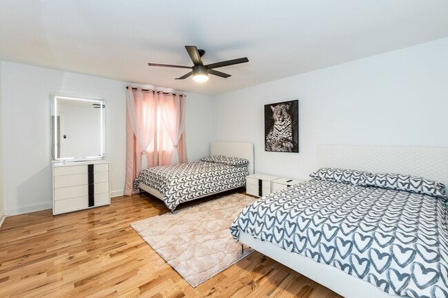 twin beds - 4200 Pickwick Dr