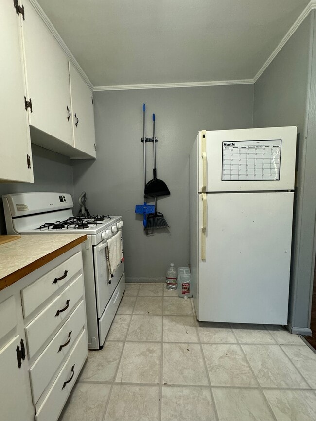 Kitchen - 924 E 5th St