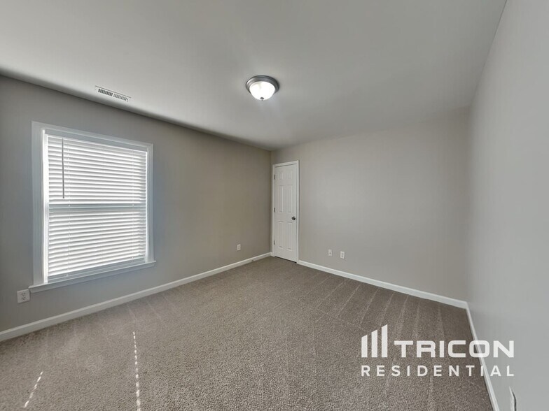Building Photo - 8953 Crestview Cir