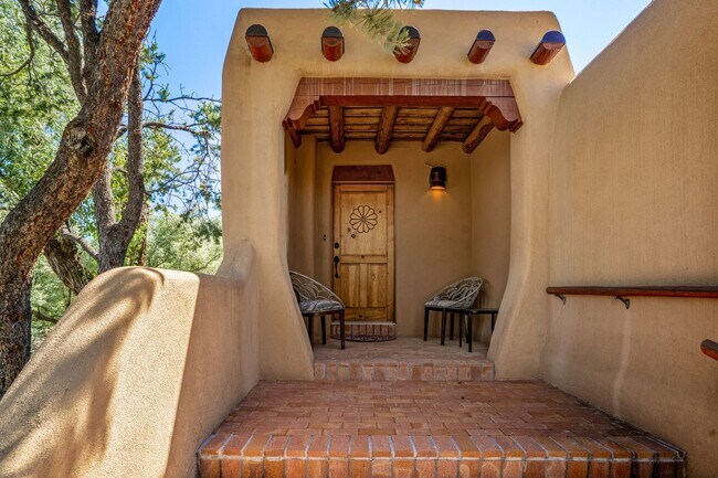 Building Photo - Northside Santa Fe Home