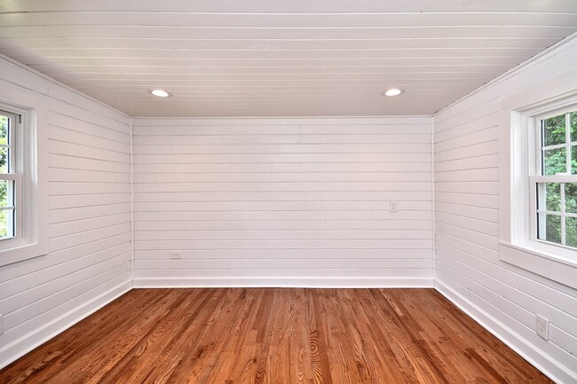 Building Photo - Charming 3/2.5 House with Lawn Care included!