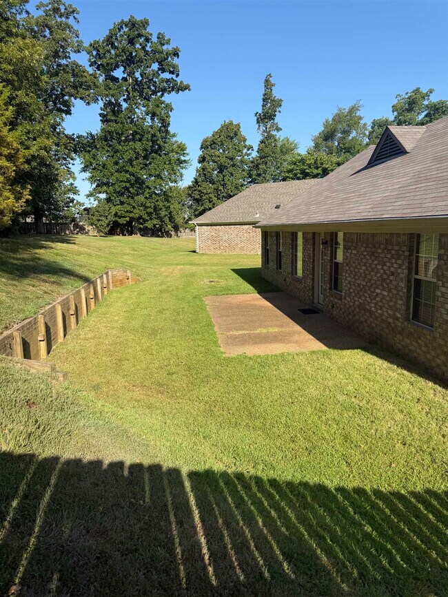 Building Photo - 10389 Redmond Dr