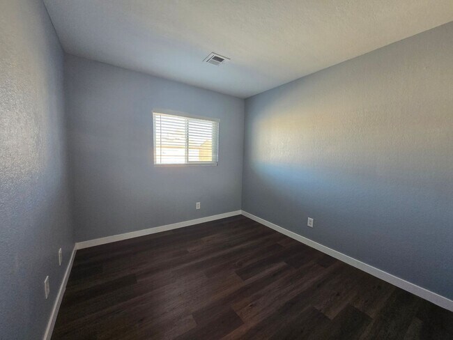 Building Photo - 3 Bedroom Apartment