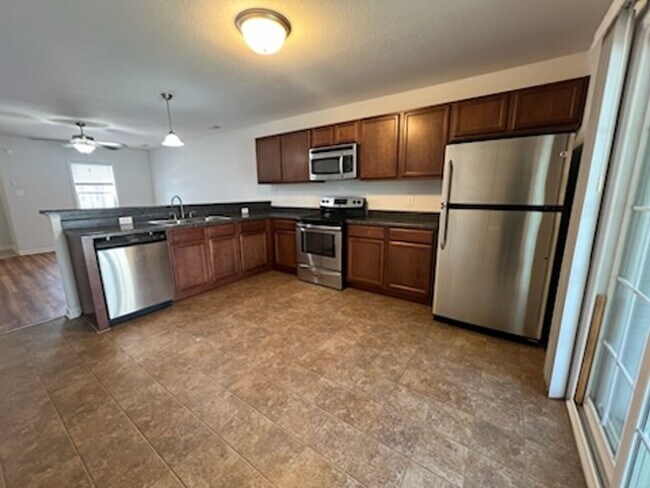 Building Photo - Townhome in desirable Carolina Plantations