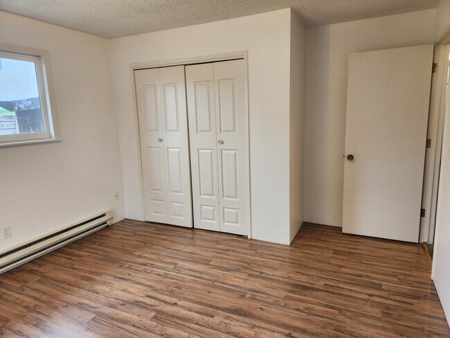 Building Photo - Selah 3br 1ba duplex with carport and WATE...