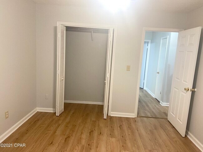 Building Photo - 2422 Johnson Dr