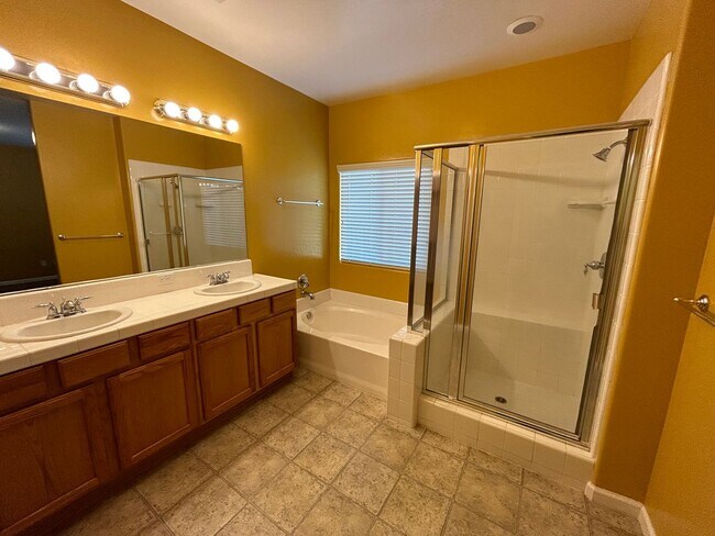 Building Photo - Beautiful 3 Bedroom/2 Bathroom + Office in...