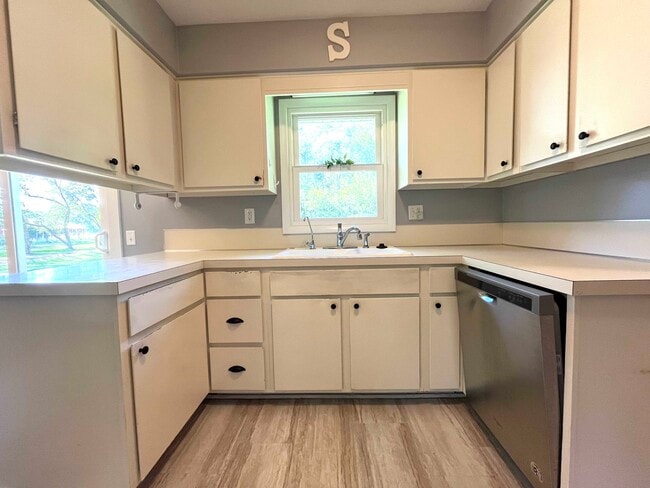 Building Photo - 275 Oak St