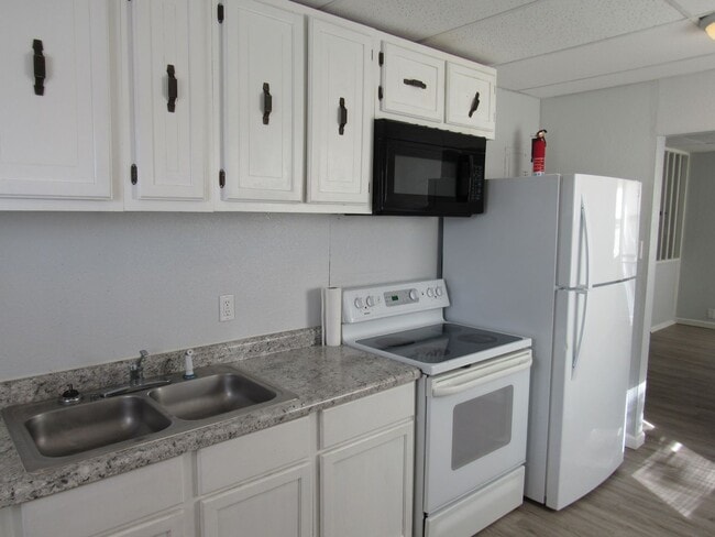 Building Photo - 2 Bed 1 Bath in Triplex