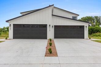 Building Photo - 516 Paso Fino St