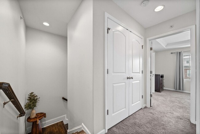 Building Photo - Modern Living in the Heart of Pleasant View Village!