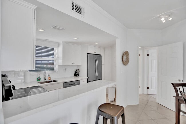 Building Photo - 2908 Bayshore Dr